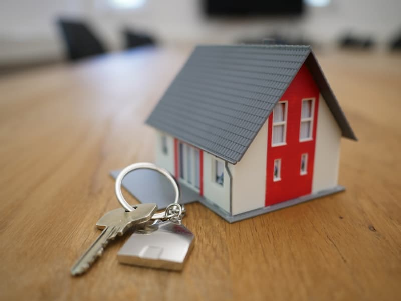 Rental contract with keys and house model